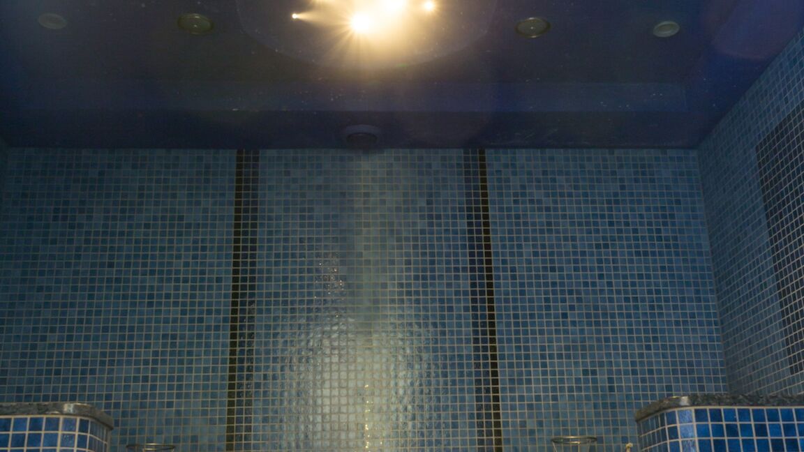 43b0626 Spa Dusche Blaue Mosaiksteine