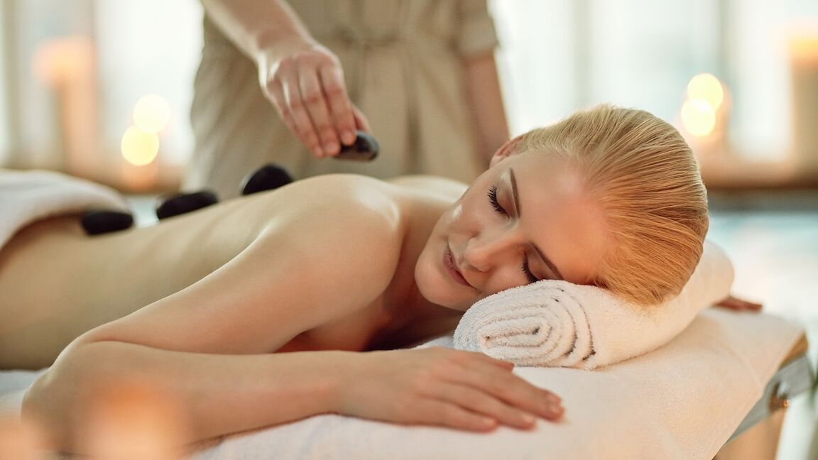 Istock 641979544 Spa Hot Stone Massage Anwendung Mit Frau