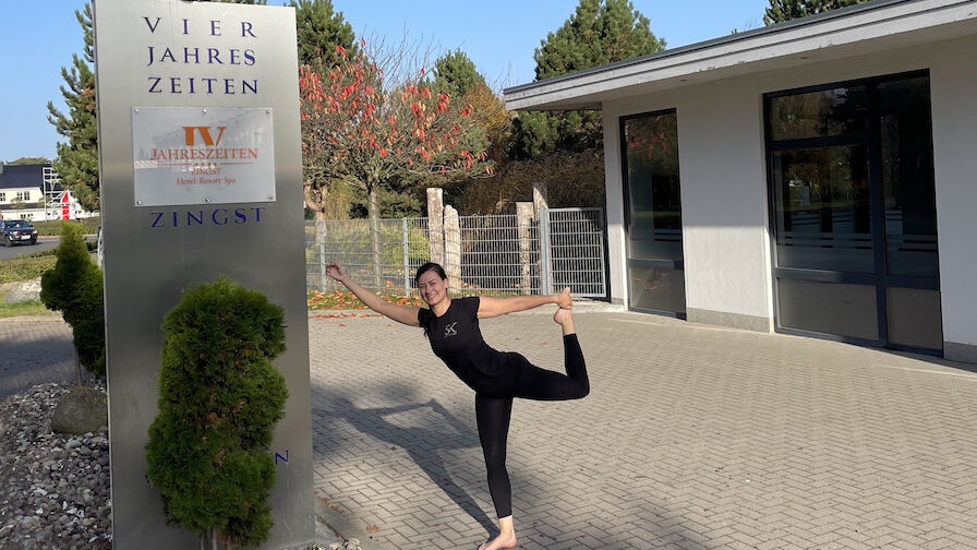 Yoga Wochenende In Zingst Trainerin Frau Kunde Pose Am Pylon Zoom
